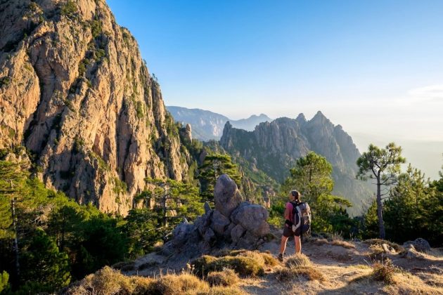 Theo đ&oacute;, đường m&ograve;n GR20 tọa lạc tại đảo Corsica thuộc l&atilde;nh thổ Ph&aacute;p l&agrave; gợi &yacute; đầu ti&ecirc;n của Lonely Planet. Cung đường được x&acirc;y dựng v&agrave;o năm 1972, d&agrave;i khoảng 84km. Đường đi gồ ghề, kh&ocirc;ng bằng phẳng với những đoạn băng qua những c&acirc;y cầu cũ, v&aacute;ch n&uacute;i h&ugrave;ng vĩ tạo n&ecirc;n sức h&uacute;t cho đường m&ograve;n. Ảnh: Lonely Planet