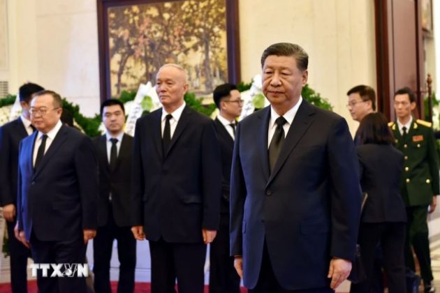 Tổng B&iacute; thư, Chủ tịch Trung Quốc Tập Cận B&igrave;nh c&ugrave;ng Đo&agrave;n l&atilde;nh đạo cấp cao Trung Quốc viếng Tổng B&iacute; thư Nguyễn Ph&uacute; Trọng.