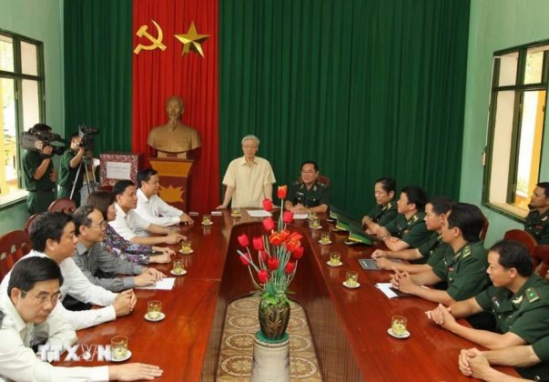 Tổng B&iacute; thư Nguyễn Ph&uacute; Trọng đến thăm, l&agrave;m vi&ecirc;c với Đồn Bi&ecirc;n ph&ograve;ng 489 - Bộ đội Bi&ecirc;n ph&ograve;ng tỉnh Thanh H&oacute;a (3/9/2011).