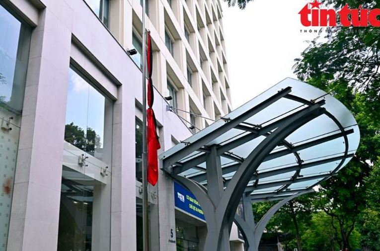Ngày 22/7, dù chưa tới ngày Quốc tang, nhưng nhiều cơ quan, tổ chức, khu dân cư, cơ sở kinh doanh... tại Hà Nội đã treo cờ rủ để tỏ lòng biết ơn, tưởng nhớ Tổng Bí thư Nguyễn Phú Trọng. Trong ảnh: Lá cờ rủ thắt băng đen tưởng nhớ Tổng Bí thư Nguyễn Phú Trọng được treo tại trụ sở chính Trung tâm Thông tấn Quốc gia từ ngày 21/7. Ngày 22/7, dù chưa tới ngày Quốc tang, nhưng nhiều cơ quan, tổ chức, khu dân cư, cơ sở kinh doanh... tại Hà Nội đã treo cờ rủ để tỏ lòng biết ơn, tưởng nhớ Tổng Bí thư Nguyễn Phú Trọng. Trong ảnh: Lá cờ rủ thắt băng đen tưởng nhớ Tổng Bí thư Nguyễn Phú Trọng được treo tại trụ sở chính Trung tâm Thông tấn Quốc gia từ ngày 21/7.