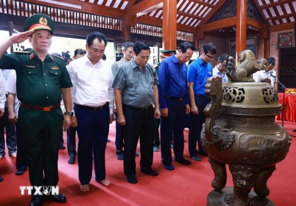 Thủ tướng Phạm Minh Ch&iacute;nh tưởng niệm B&aacute;c Hồ tại Khu di t&iacute;ch lịch sử quốc gia 27/7, huyện Đại Từ.