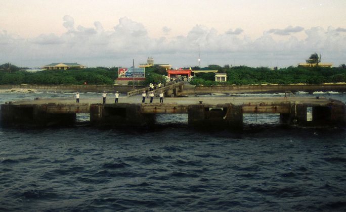Đảo Trường Sa Lớn nh&igrave;n từ cầu cảng v&agrave;o l&agrave; 1 trong 9 đảo nổi thuộc quần đảo Trường Sa, c&aacute;ch cảng Cam Ranh khoảng 254 hải l&yacute;, l&agrave; huyện lỵ của huyện đảo Trường Sa (tỉnh Kh&aacute;nh H&ograve;a)