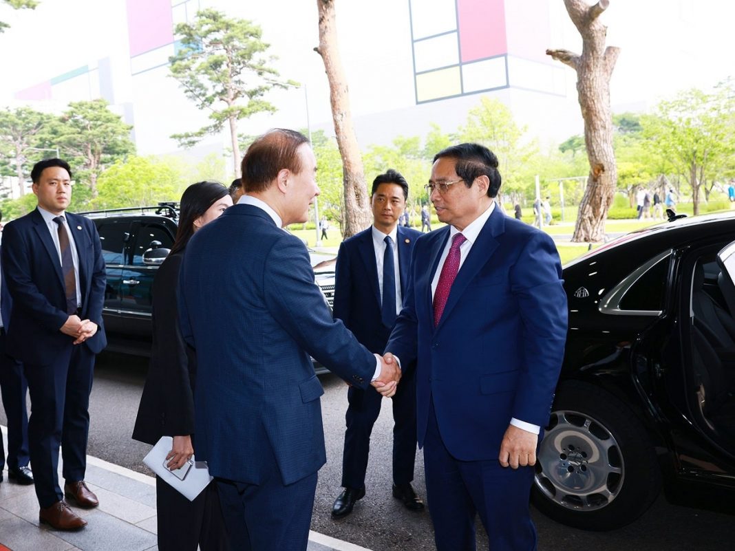 Thủ tướng Phạm Minh Chính thăm Tổ hợp bán dẫn Samsung tại Hàn Quốc