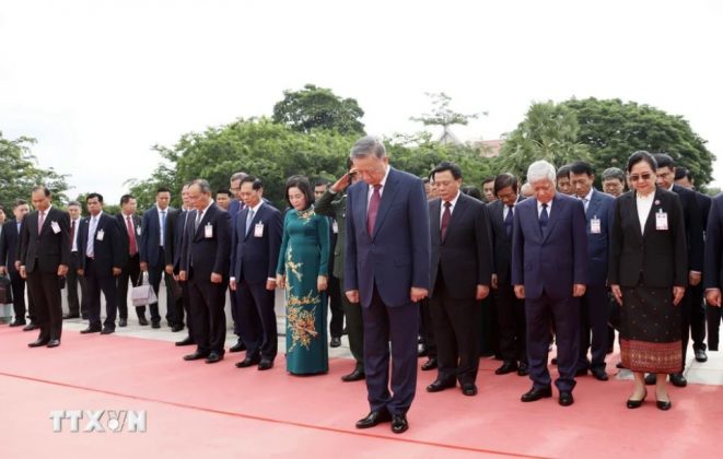 Chủ tịch nước T&ocirc; L&acirc;m v&agrave; c&aacute;c th&agrave;nh vi&ecirc;n Đo&agrave;n cấp cao Việt Nam tưởng niệm c&aacute;c liệt sỹ. (Ảnh: B&ugrave;i Xu&acirc;n T&uacute;/TTXVN)