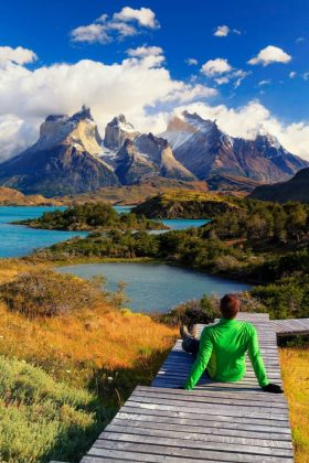 Nếu du kh&aacute;ch đang c&oacute; kế hoạch kh&aacute;m ph&aacute; c&ocirc;ng vi&ecirc;n quốc gia Torres del Paine tại Chile, đừng bỏ qua tour trekking ở đ&acirc;y. H&agrave;nh tr&igrave;nh n&agrave;y sẽ đưa du kh&aacute;ch qua khung cảnh thi&ecirc;n nhi&ecirc;n của Patagonia, từ những d&ograve;ng s&ocirc;ng trong vắt, n&uacute;i non đến những hồ nước tĩnh lặng. Tuy nhi&ecirc;n, kh&aacute;ch n&ecirc;n đặt chỗ trước, đặc biệt l&agrave; trong m&ugrave;a cao điểm từ th&aacute;ng 11 đến th&aacute;ng 3. Ảnh: Lonely Planet