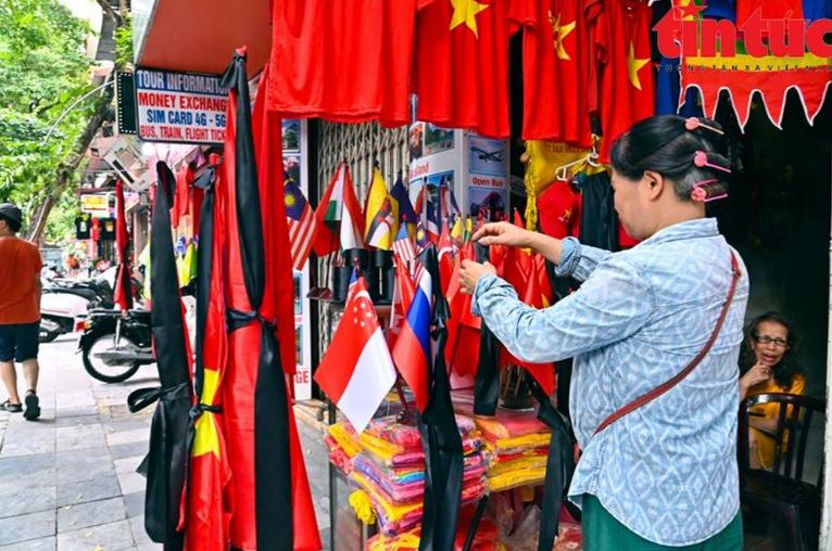 Nhiều cơ sở kinh doanh đã bày bán cờ cùng dải băng đen phục vụ người dân treo và tưởng niệm Tổng Bí thư Nguyễn Phú Trọng. Nhiều cơ sở kinh doanh đã bày bán cờ cùng dải băng đen phục vụ người dân treo và tưởng niệm Tổng Bí thư Nguyễn Phú Trọng.