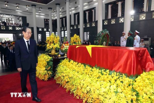 Đo&agrave;n H&agrave;n Quốc do Thủ tướng H&agrave;n Quốc Han Duck Soo, đặc ph&aacute;i vi&ecirc;n của Tổng thống H&agrave;n Quốc l&agrave;m Trưởng đo&agrave;n, viếng Tổng B&iacute; thư Nguyễn Ph&uacute; Trọng.