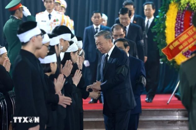 Đo&agrave;n Ban Chấp h&agrave;nh Trung ương Đảng Cộng sản Việt Nam do đồng ch&iacute; T&ocirc; L&acirc;m, Ủy vi&ecirc;n Bộ Ch&iacute;nh trị, Chủ tịch nước l&agrave;m Trưởng đo&agrave;n, k&iacute;nh viếng v&agrave; chia buồn với gia quyến Tổng B&iacute; thư Nguyễn Ph&uacute; Trọng.