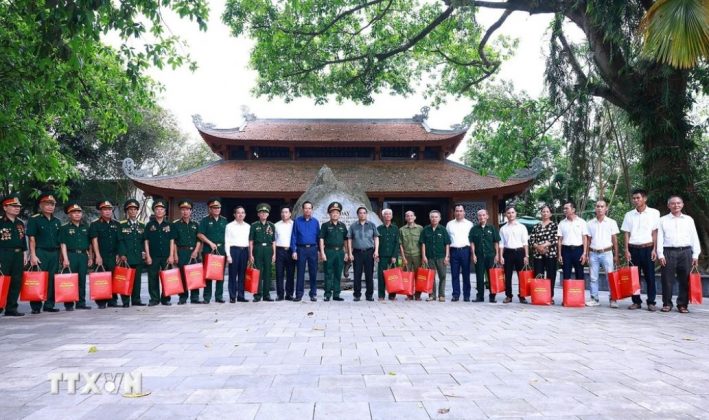 Thủ tướng Phạm Minh Ch&iacute;nh tặng qu&agrave; động vi&ecirc;n thương, bệnh binh, gia đ&igrave;nh liệt sỹ huyện Đại Từ.
