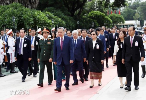 Chủ tịch nước T&ocirc; L&acirc;m v&agrave; Đo&agrave;n cấp cao Việt Nam đến đặt v&ograve;ng hoa tại Đ&agrave;i tưởng niệm c&aacute;c liệt sỹ v&ocirc; danh ở Thủ đ&ocirc; Vientiane. (Ảnh: B&ugrave;i Xu&acirc;n T&uacute;/TTXVN)