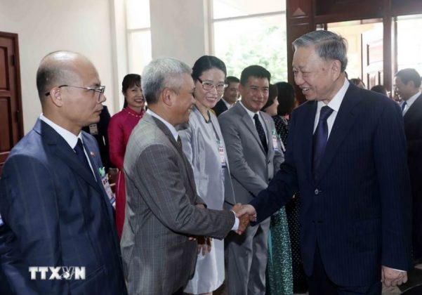 Chủ tịch nước T&ocirc; L&acirc;m với c&aacute;n bộ, nh&acirc;n vi&ecirc;n Đại sứ qu&aacute;n v&agrave; kiều b&agrave;o tại L&agrave;o.