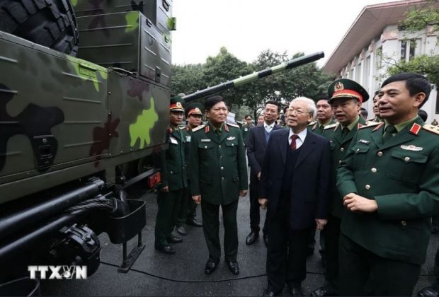 Tổng B&iacute; thư, Chủ tịch nước Nguyễn Ph&uacute; Trọng xem trưng b&agrave;y, giới thiệu c&aacute;c kh&iacute; t&agrave;i qu&acirc;n sự của ng&agrave;nh Quốc ph&ograve;ng (H&agrave; Nội, 10/1/2019).