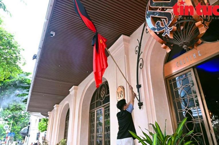 Nhiều cơ sở kinh doanh, khu dân cư cũng bắt đầu treo cờ rủ. Nhiều cơ sở kinh doanh, khu dân cư cũng bắt đầu treo cờ rủ.