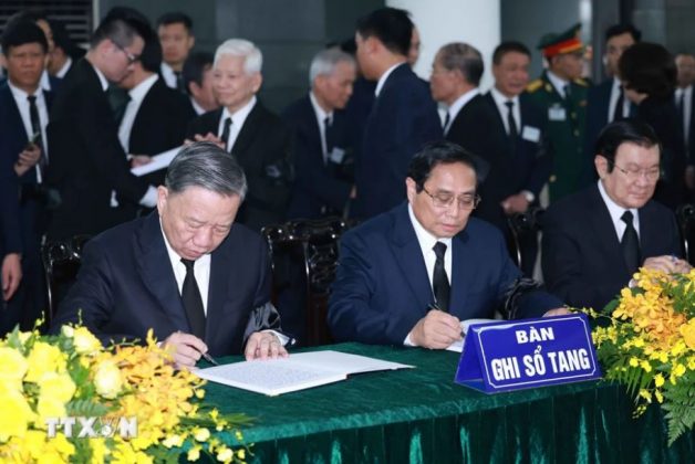 Chủ tịch nước T&ocirc; L&acirc;m v&agrave; Thủ tướng Phạm Minh Ch&iacute;nh ghi sổ tang.