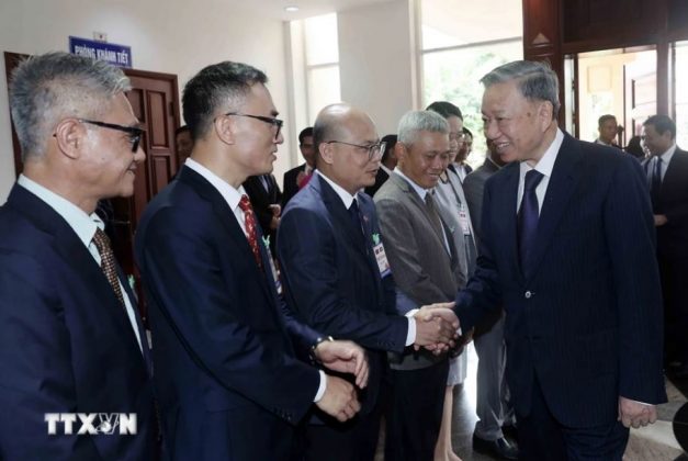 Chủ tịch nước T&ocirc; L&acirc;m với c&aacute;n bộ, nh&acirc;n vi&ecirc;n Đại sứ qu&aacute;n v&agrave; kiều b&agrave;o tại L&agrave;o.