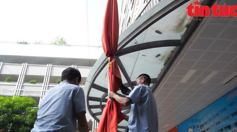 Trường THCS Mai Dịch (quận Cầu Giấy) treo cờ rủ để tỏ lòng thành kính đến Tổng Bí thư Nguyễn Phú Trọng. Trường THCS Mai Dịch (quận Cầu Giấy) treo cờ rủ để tỏ lòng thành kính đến Tổng Bí thư Nguyễn Phú Trọng.