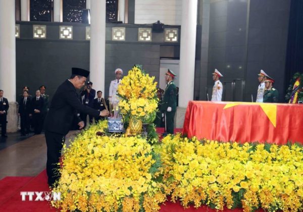 Đo&agrave;n Indonesia do Bộ trưởng N&ocirc;ng nghiệp Andi Amran Sulaiman l&agrave;m Trưởng đo&agrave;n, viếng Tổng B&iacute; thư Nguyễn Ph&uacute; Trọng.