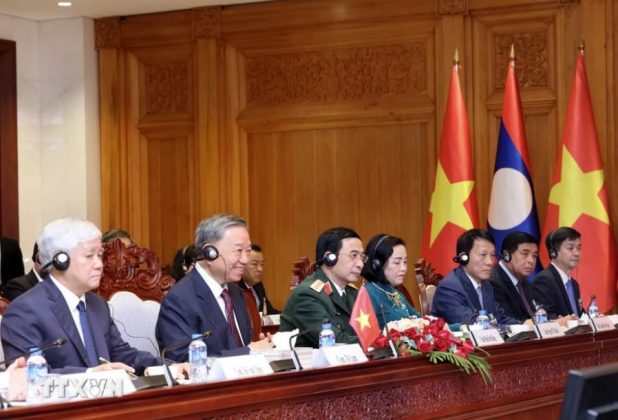 Chủ tịch nước T&ocirc; L&acirc;m v&agrave; th&agrave;nh vi&ecirc;n Đo&agrave;n Cấp cao Việt Nam tại cuộc hội đ&agrave;m với Tổng B&iacute; thư, Chủ tịch nước Thongloun Sisoulith v&agrave; Đo&agrave;n Cấp cao L&agrave;o. (Ảnh: Nhan S&aacute;ng/TTXVN)