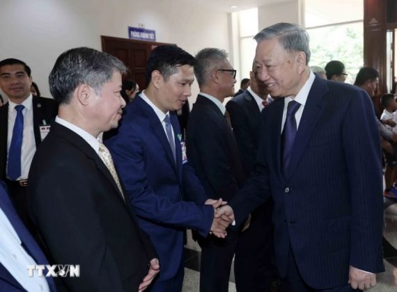 Chủ tịch nước T&ocirc; L&acirc;m với c&aacute;n bộ, nh&acirc;n vi&ecirc;n Đại sứ qu&aacute;n v&agrave; kiều b&agrave;o tại L&agrave;o.
