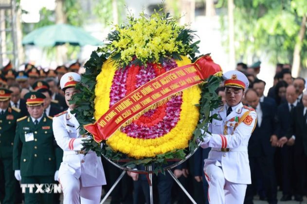V&ograve;ng hoa của Đo&agrave;n Ban Chấp h&agrave;nh Trung ương Đảng v&agrave;o viếng Tổng B&iacute; thư Nguyễn Ph&uacute; Trọng.