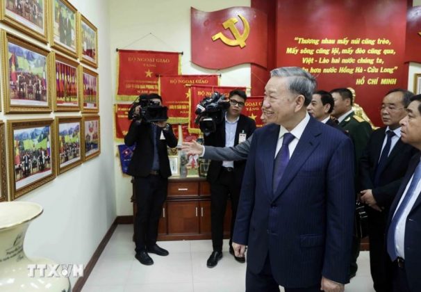 Chủ tịch nước T&ocirc; L&acirc;m tham quan Ph&ograve;ng truyền thống của Đại sứ qu&aacute;n Việt Nam tại L&agrave;o.