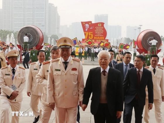 Tổng B&iacute; thư Nguyễn Ph&uacute; Trọng đến dự Lễ kỷ niệm 75 năm C&ocirc;ng an nh&acirc;n d&acirc;n học tập, thực hiện S&aacute;u điều B&aacute;c Hồ dạy; 75 năm Ng&agrave;y truyền thống X&acirc;y dựng lực lượng C&ocirc;ng an nh&acirc;n d&acirc;n (H&agrave; Nội, 6/3/2023).