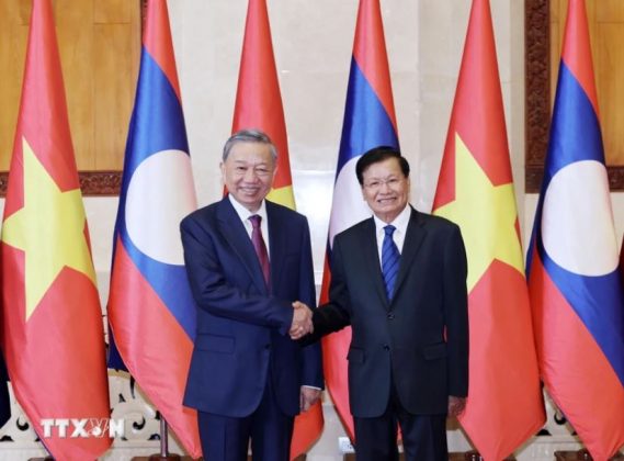 Chủ tịch nước T&ocirc; L&acirc;m v&agrave; Tổng B&iacute; thư, Chủ tịch nước L&agrave;o Thongloun Sisoulith chụp ảnh chung. (Ảnh: Nhan S&aacute;ng/TTXVN)