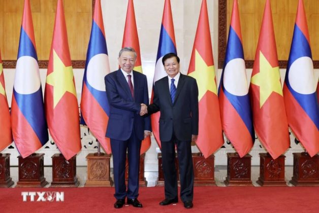 Chủ tịch nước T&ocirc; L&acirc;m v&agrave; Tổng B&iacute; thư, Chủ tịch nước L&agrave;o Thongloun Sisoulith chụp ảnh chung. (Ảnh: Nhan S&aacute;ng/TTXVN)