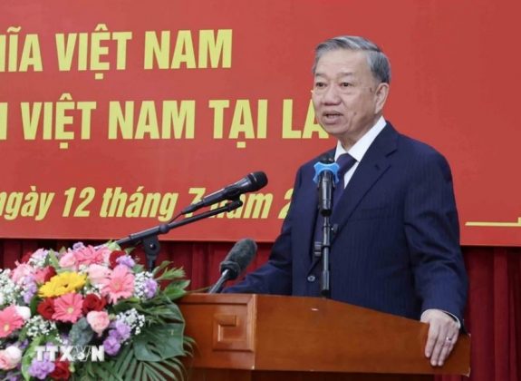 Chủ tịch nước T&ocirc; L&acirc;m ph&aacute;t biểu tại buổi gặp gỡ cộng đồng người Việt Nam tại L&agrave;o.