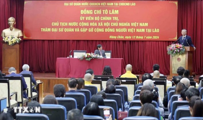 Chủ tịch nước T&ocirc; L&acirc;m ph&aacute;t biểu tại buổi gặp gỡ cộng đồng người Việt Nam tại L&agrave;o.