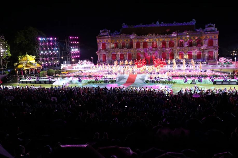 Cũng trong năm 2024, sân và mặt tiền Điện Kiến Trung được dùng làm sân khấu cho Tuần lễ Festival nghệ thuật Quốc tế, thuộc Festival mùa Hè. (Ảnh: Minh Anh/Vietnam+) Cũng trong năm 2024, sân và mặt tiền Điện Kiến Trung được dùng làm sân khấu cho Tuần lễ Festival nghệ thuật Quốc tế, thuộc Festival mùa Hè. (Ảnh: Minh Anh/Vietnam+)