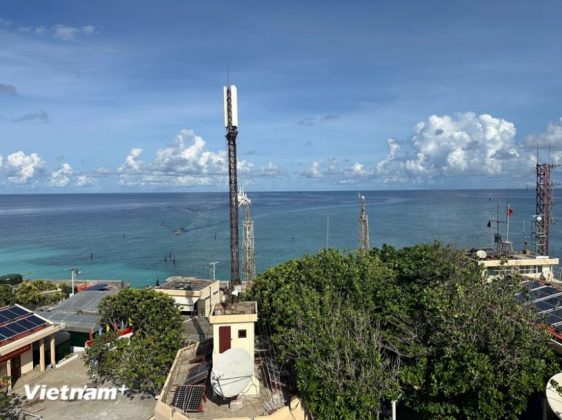 Những c&acirc;y xanh sinh trưởng m&atilde;nh liệt, tươi đầy sức sống tr&ecirc;n Quần đảo Trường Sa. (Ảnh: Th&ugrave;y Giang/Vietnam+)