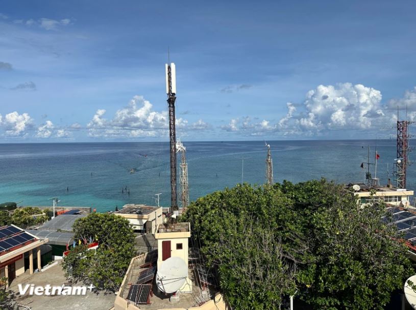 Những cây xanh sinh trưởng mãnh liệt, tươi đầy sức sống trên Quần đảo Trường Sa. (Ảnh: Thùy Giang/Vietnam+) Những cây xanh sinh trưởng mãnh liệt, tươi đầy sức sống trên Quần đảo Trường Sa. (Ảnh: Thùy Giang/Vietnam+)