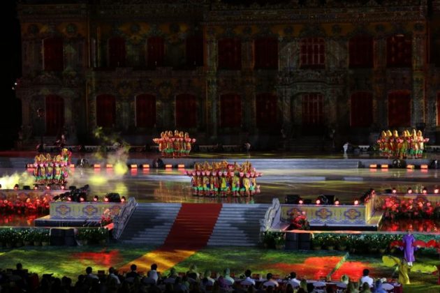 Trước đ&oacute; c&aacute;c chương tr&igrave;nh khai mạc, bế mạc festival đều chỉ được tổ chức ở "v&ograve;ng ngo&agrave;i" - trước cổng Ngọ M&ocirc;n. (Ảnh: Minh Anh/Vietnam+)