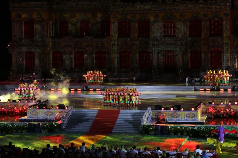 Trước đó các chương trình khai mạc, bế mạc festival đều chỉ được tổ chức ở "vòng ngoài" - trước cổng Ngọ Môn. (Ảnh: Minh Anh/Vietnam+) Trước đó các chương trình khai mạc, bế mạc festival đều chỉ được tổ chức ở "vòng ngoài" - trước cổng Ngọ Môn. (Ảnh: Minh Anh/Vietnam+)