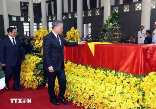 Đo&agrave;n Ban Chấp h&agrave;nh Trung ương Đảng Cộng sản Việt Nam v&agrave;o viếng Tổng B&iacute; thư Nguyễn Ph&uacute; Trọng.