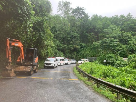 Xe cứu thương xếp h&agrave;ng tại hiện trường