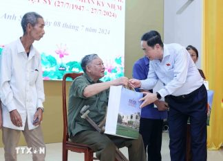 Chủ tịch Quốc hội thăm, tặng quà người có công với cách mạng ở Nghệ An