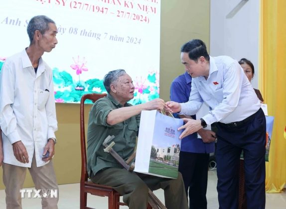 Chủ tịch Quốc hội thăm, tặng qu&agrave; người c&oacute; c&ocirc;ng với c&aacute;ch mạng ở Nghệ An