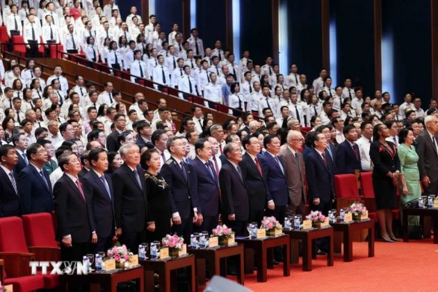 C&aacute;c đại biểu thực hiện nghi lễ ch&agrave;o cờ tại Lễ Kỷ niệm 30 năm Th&agrave;nh lập Kiểm to&aacute;n Nh&agrave; nước. (Ảnh: An Đăng/TTXVN)