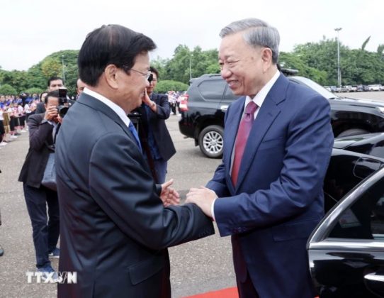 Tổng B&iacute; thư, Chủ tịch nước L&agrave;o Thongloun Sisoulith đ&oacute;n Chủ tịch nước T&ocirc; L&acirc;m. (Ảnh: Nhan S&aacute;ng/TTXVN)