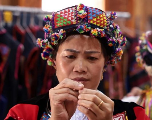 2 min 3 532x420 - Trang phục truyền thống rực rỡ của người Lô Lô ở Hà Giang