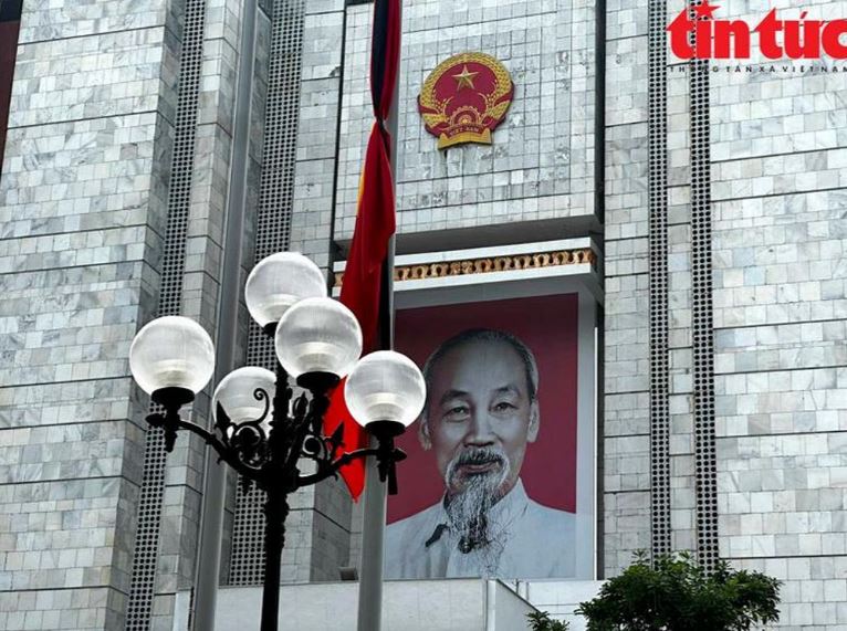 Tại trụ sở UBND TP Hà Nội, lá cờ được buộc dải băng đen để tưởng nhớ Tổng Bí thư đáng kính. Tại trụ sở UBND TP Hà Nội, lá cờ được buộc dải băng đen để tưởng nhớ Tổng Bí thư đáng kính.