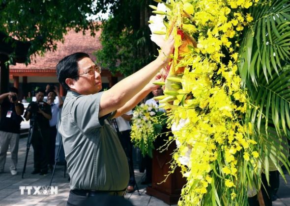 Thủ tướng Phạm Minh Ch&iacute;nh d&acirc;ng hương, hoa tại Khu di t&iacute;ch lịch sử quốc gia 27/7, huyện Đại Từ.