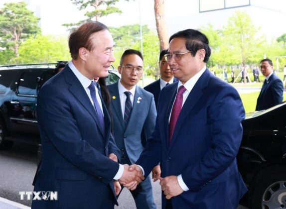 2 min 9 574x420 - Thủ tướng Phạm Minh Chính thăm Tổ hợp bán dẫn Samsung tại Hàn Quốc