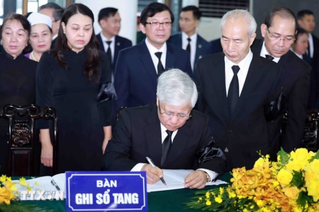 Ủy vi&ecirc;n Bộ Ch&iacute;nh trị, Chủ tịch Ủy ban Trung ương Mặt trận Tổ quốc Việt Nam Đổ Văn Chiến ghi sổ tang Tổng B&iacute; thư Nguyễn Ph&uacute; Trọng.