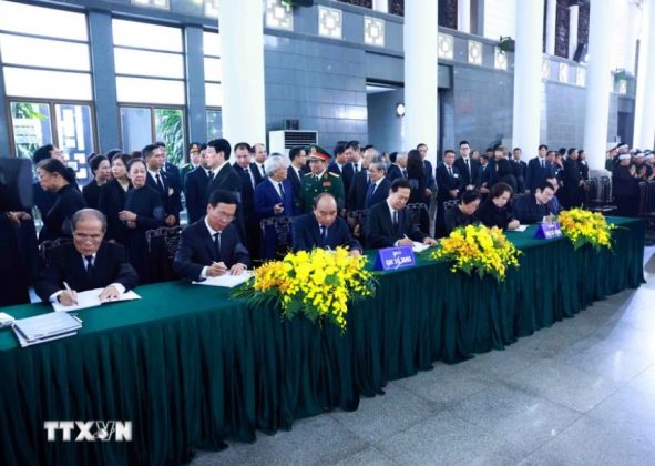 C&aacute;c đồng ch&iacute; nguy&ecirc;n l&atilde;nh đạo Đảng, Nh&agrave; nước ghi sổ tang Tổng B&iacute; thư Nguyễn Ph&uacute; Trọng.