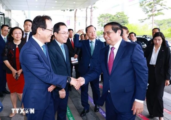 3 min 10 597x420 - Thủ tướng Phạm Minh Chính thăm Tổ hợp bán dẫn Samsung tại Hàn Quốc
