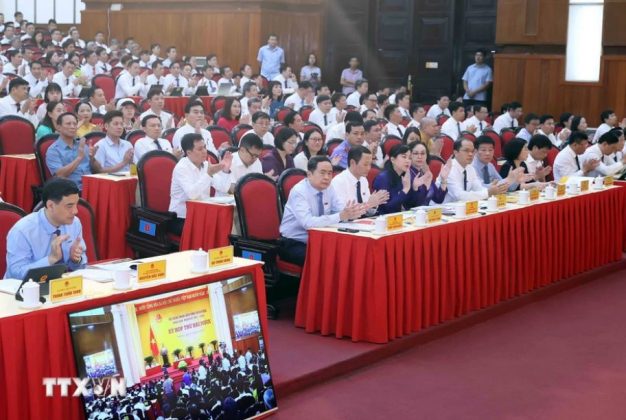 Chủ tịch Quốc hội Trần Thanh Mẫn với c&aacute;c đại biểu dự kỳ họp.