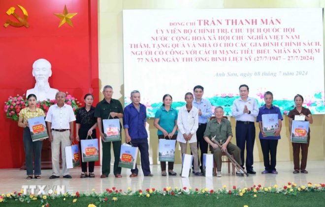 Chủ tịch Quốc hội Trần Thanh Mẫn tặng qu&agrave; cho c&aacute;c gia đ&igrave;nh ch&iacute;nh s&aacute;ch, người c&oacute; c&ocirc;ng với c&aacute;ch mạng ti&ecirc;u biểu huyện Anh Sơn, tỉnh Nghệ An.